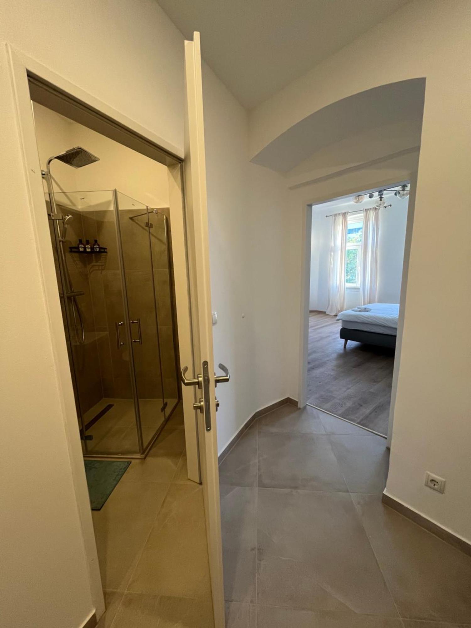 Apartment Schoenbrunn Near Metro Виена Екстериор снимка