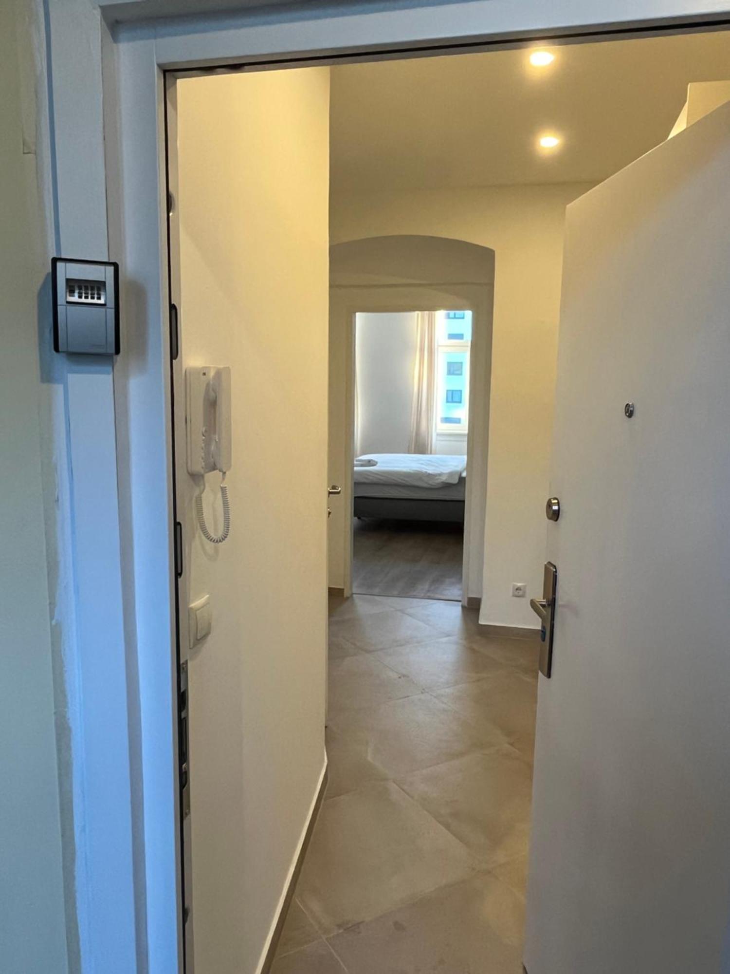 Apartment Schoenbrunn Near Metro Виена Екстериор снимка